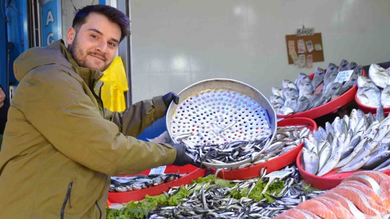 Bu yıl tezgahların yıldızı palamut yerine Karadeniz hamsisi oldu