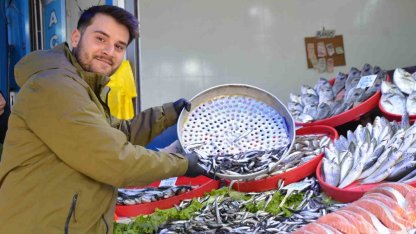 Bu yıl tezgahların yıldızı palamut yerine Karadeniz hamsisi oldu