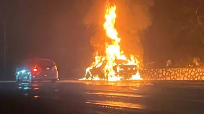 Burdur’da lüks otomobil alev alev yandı