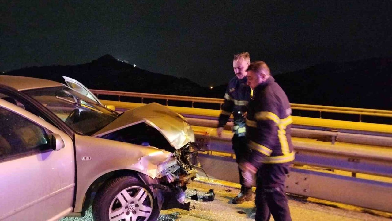 Burdur’da otomobil refüje çarptı: 1 yaralı