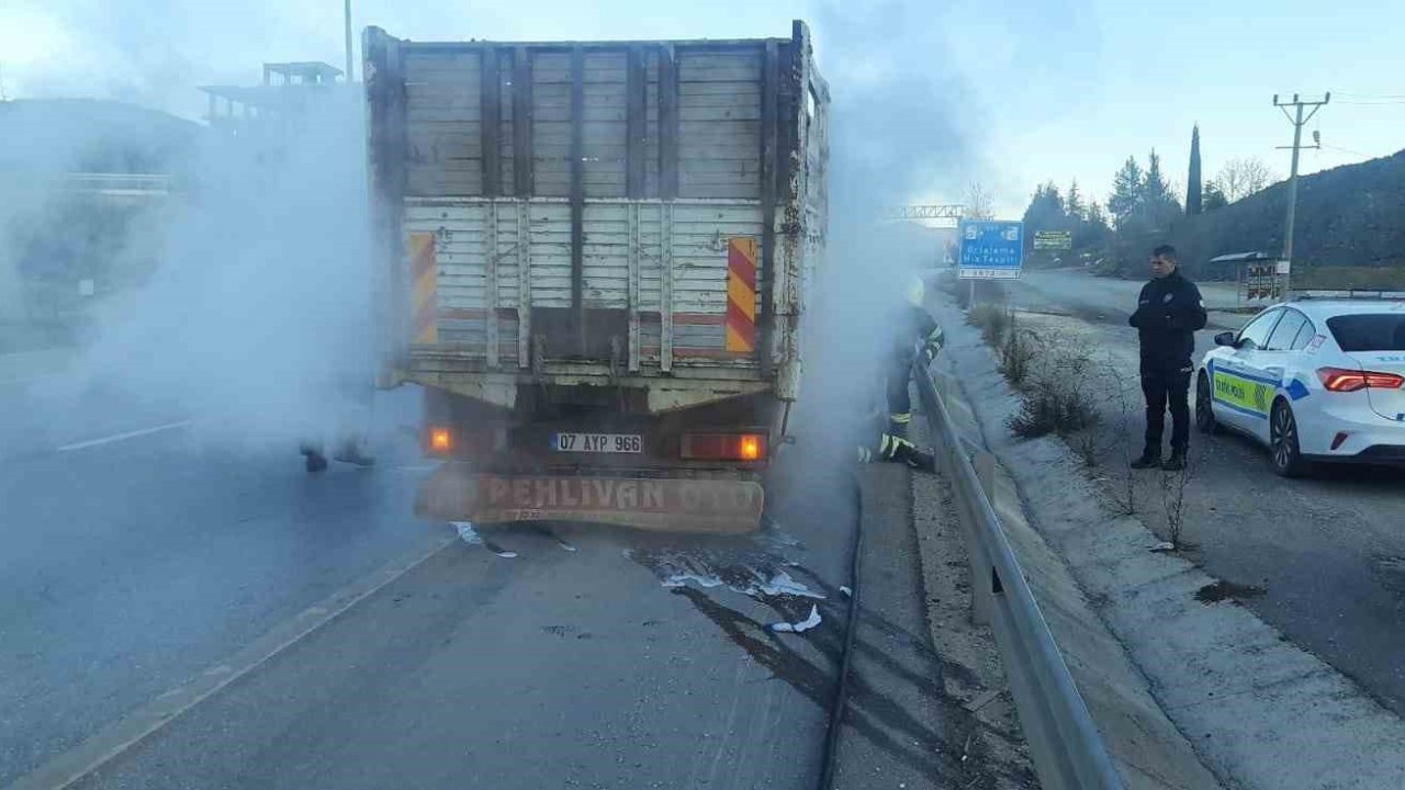 Burdur’da seyir halindeki kamyonette yangın