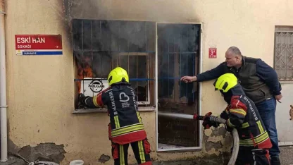 Burhaniye de baharatçı dükkanı yandı