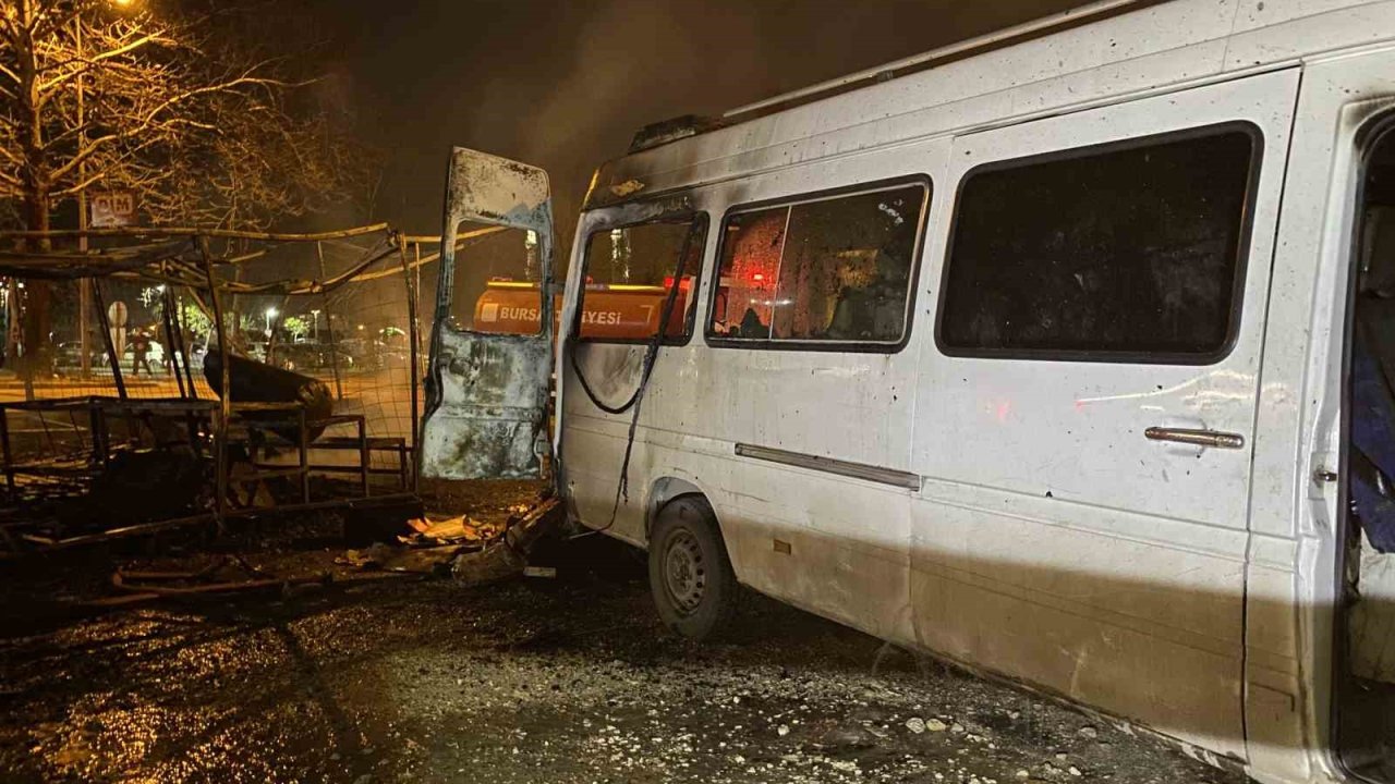Bursa korkutan yangın: Baraka ve minibüs alev topuna döndü