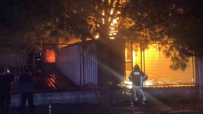 Bursa Minareliçavuş OSB’de kimyasal kaplama fabrikasında yangın çıktı. Olay yerine sevk edilen ekiplerin yangına müdahalesi sürüyor.