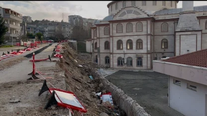 Bursa’da 2 aylık çile...Çöken duvar yolu da camiyi de kapattı