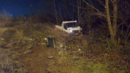 Bursa’da akıl almaz trafik kazası: Demir bariyerler araçların üzerine düştü