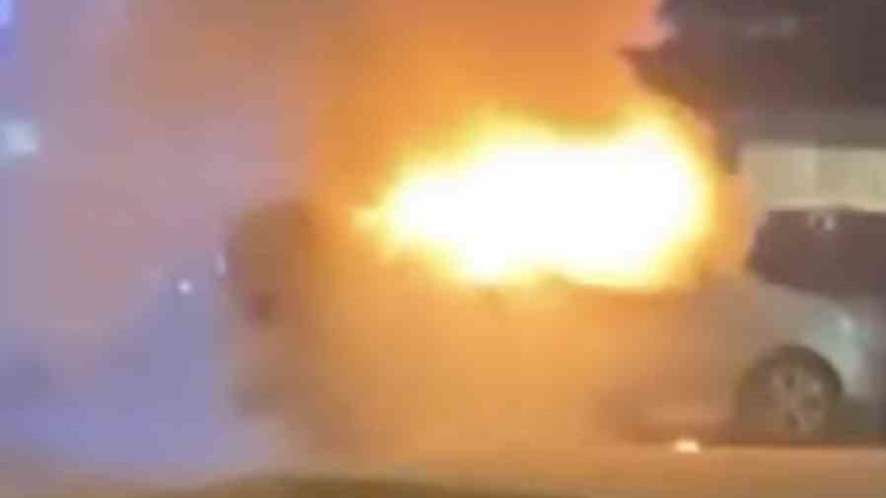 Bursa’da araç alev aldı, esnaf yangın tüpleriyle koştu