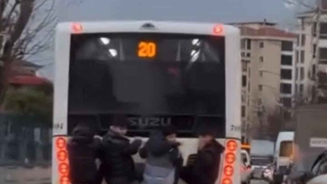 Bursa’da belediye otobüsünde tehlikeli yolculuk