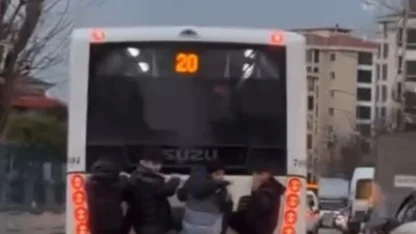 Bursa’da belediye otobüsünde tehlikeli yolculuk