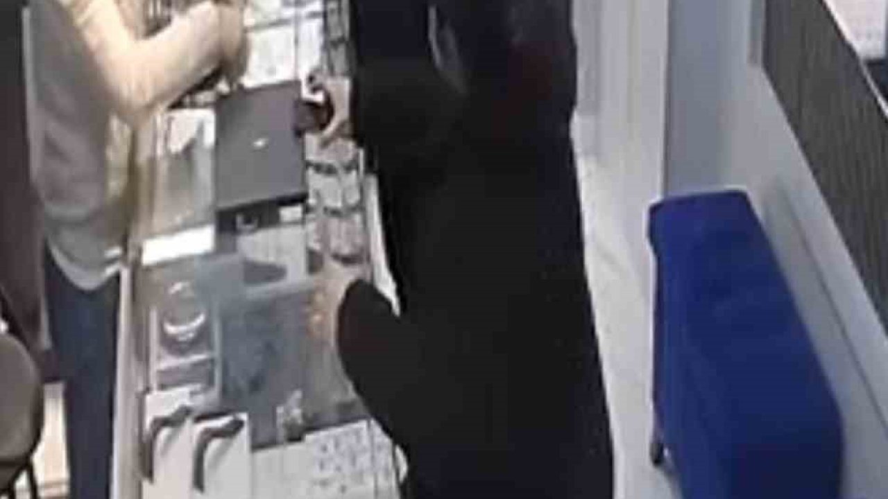 Bursa’da kamera şakası gibi soygun girişimi kamerada