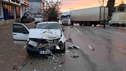 Bursa’da karşı şeride geçen tır, otomobille kafa kafaya çarpıştı