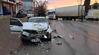 Bursa’da karşı şeride geçen tır, otomobille kafa kafaya çarpıştı