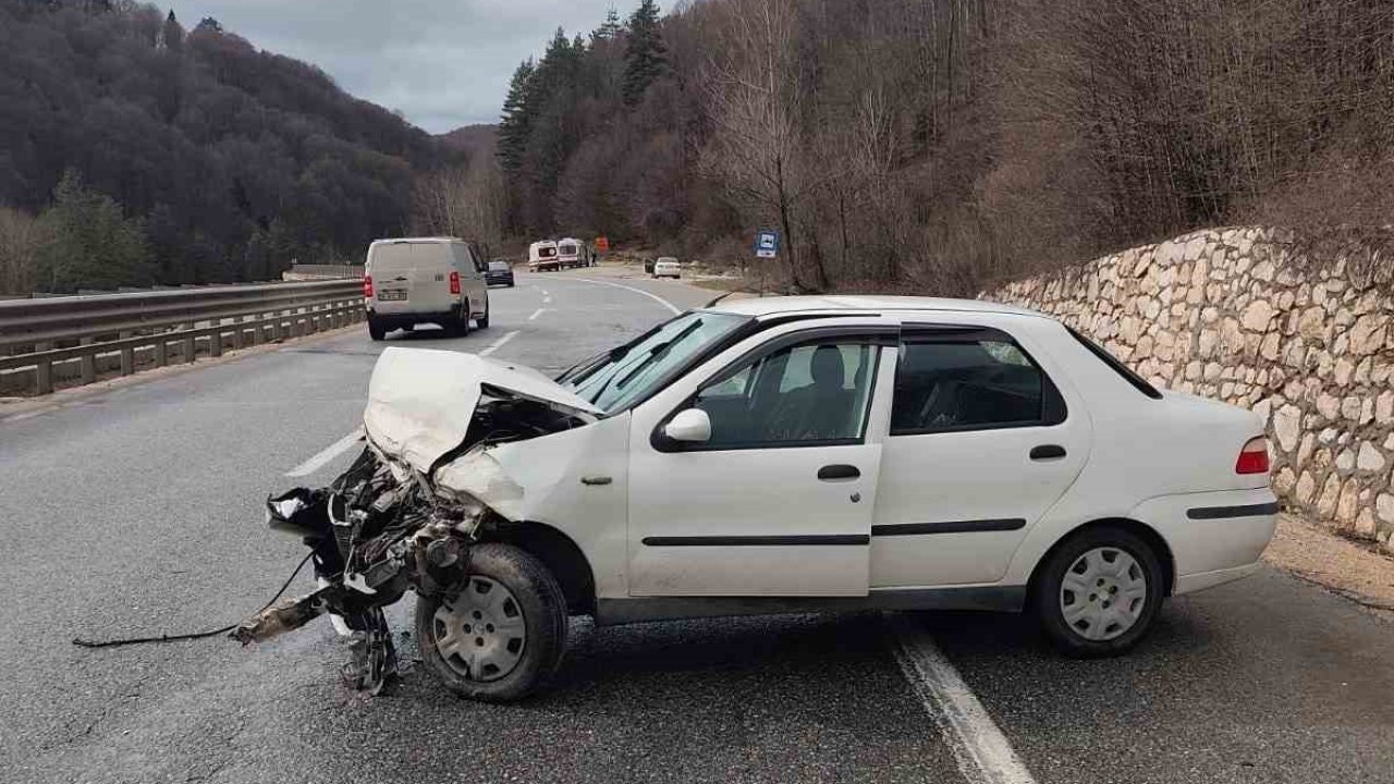 Bursa’da otomobil bariyerlere çarptı: 3 yaralı