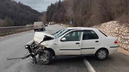 Bursa’da otomobil bariyerlere çarptı: 3 yaralı