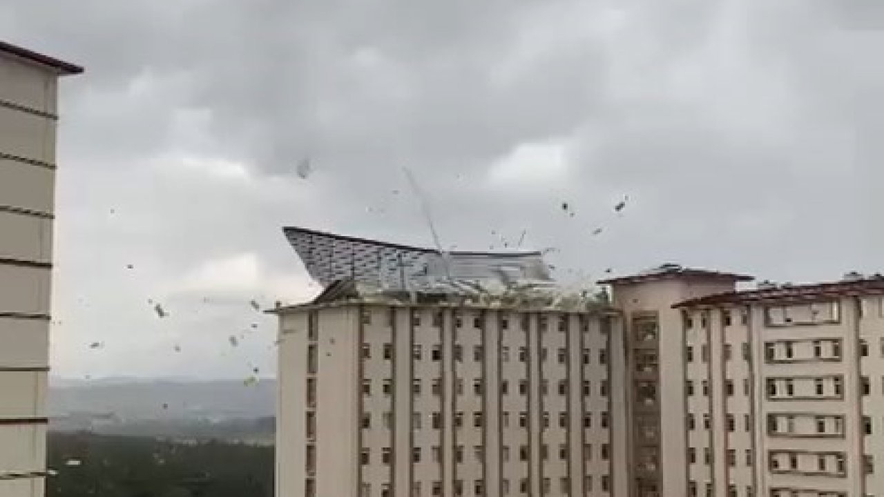 Bursa’da şiddetli fırtına çatıları böyle uçurdu