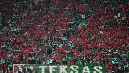 Bursaspor tribünleri Türk bayraklarıyla donatıldı