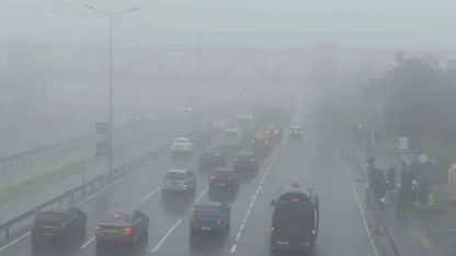 Büyükçekmece’de aniden bastıran sis nedeniyle görüş mesafesi düştü