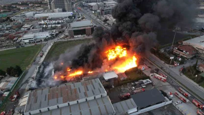 Büyükçekmece’de plastik kasa üretimi yapan fabrikada yangın