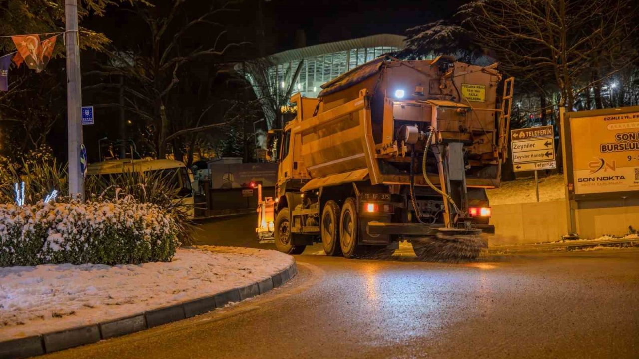 Büyükşehir ekiplerinden kar mesaisi