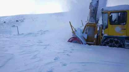 Büyükşehir, kırsal kesimlerde etkili olan kar yağışında 47 mahalle yolunu ulaşıma açtı