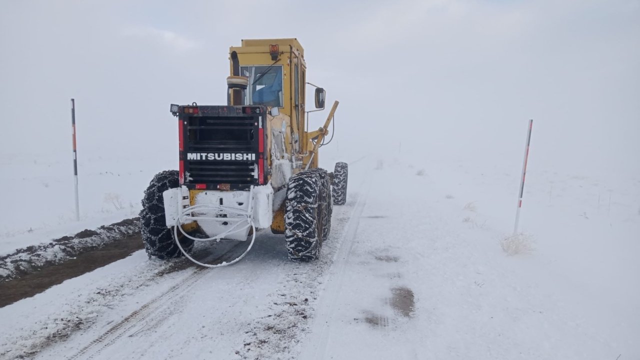 Büyükşehirden kar mesaisi: 6 saatte 285 mahalle yolu daha ulaşıma açıldı