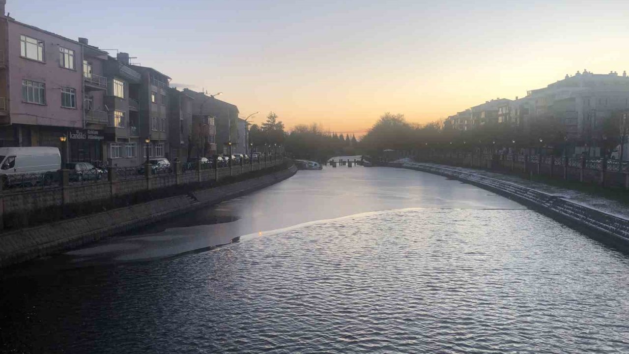 Buz tutan Porsuk Çayı ortaya kartpostallık görüntüler çıkardı