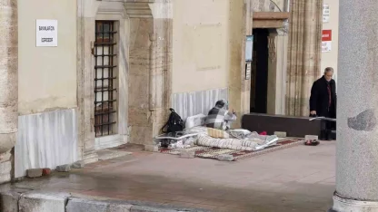 Cami bahçesini mesken tutan kadını otelde kalmaya kimse ikna edemiyor