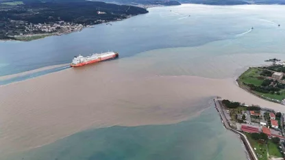 Çanakkale Boğazı’nın rengi değişti; Avrupa Yakası mavi olarak kaldı