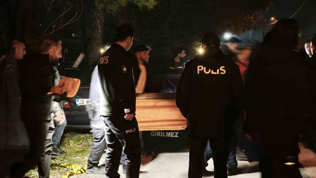 Çarşı ve Mahalle Bekçisi otomobilinde silahla vurulmuş halde bulundu