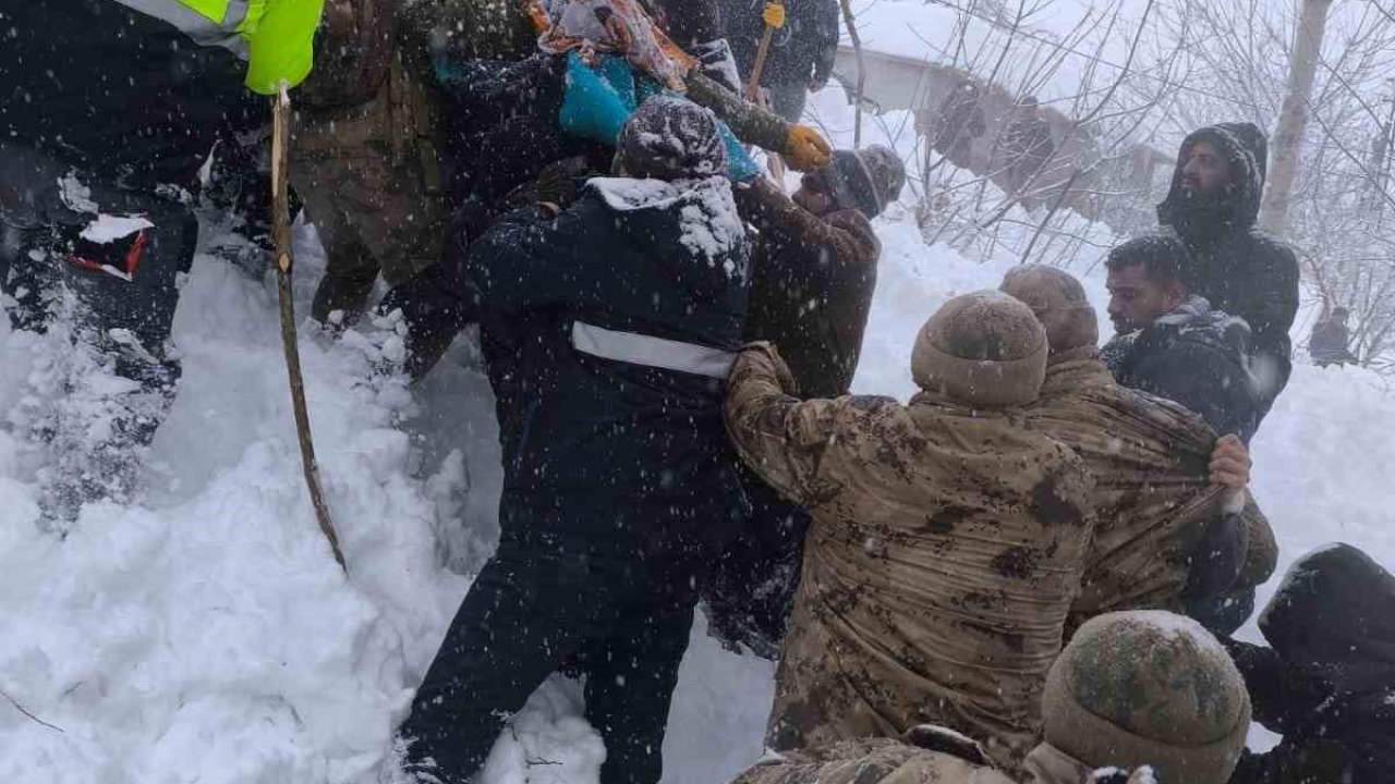 Çatak’ta çığın altında kalan kadın yaşamını yitirdi