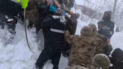 Çatak’ta çığın altında kalan kadın yaşamını yitirdi