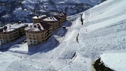 Çatak’ta iki ayrı çığ düştü