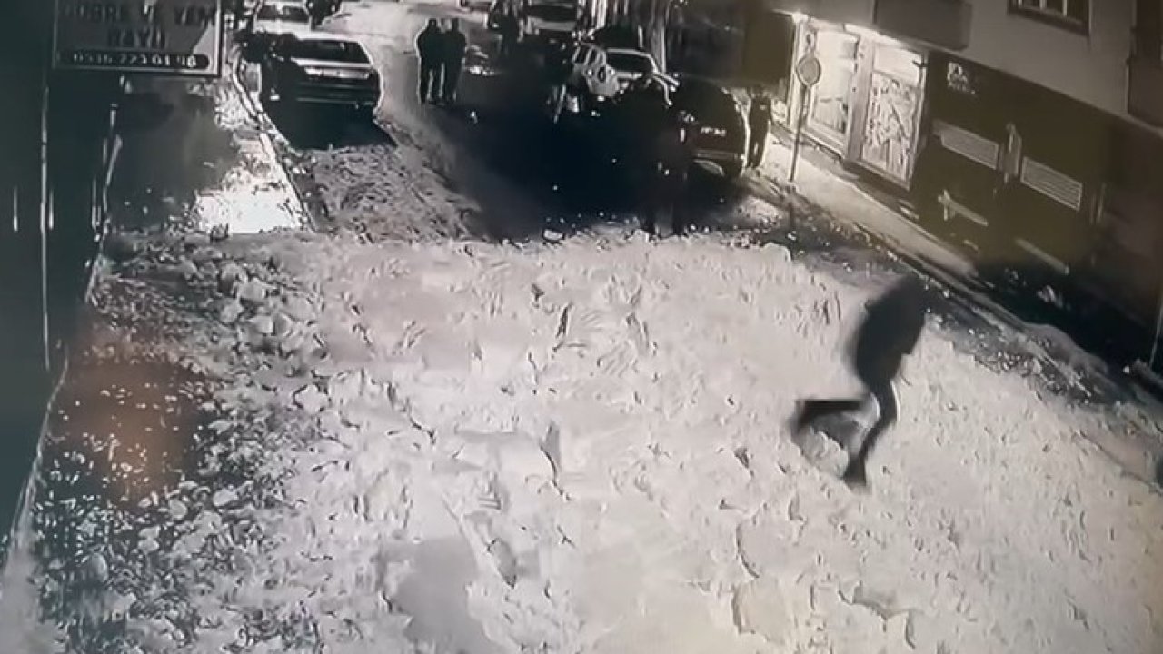 Çatıdan kar kütleleri düştü: Bir şahıs koşarak saniyeler içerisinde kurtuldu