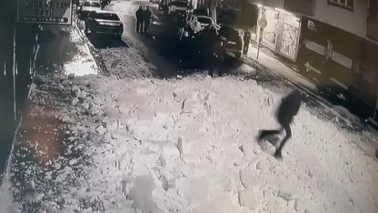 Çatıdan kar kütleleri düştü: Bir şahıs koşarak saniyeler içerisinde kurtuldu