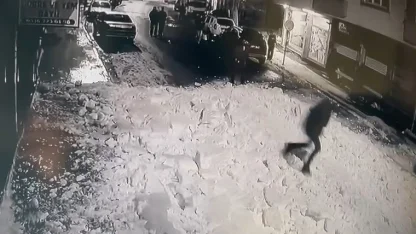 Çatıdan kar kütleleri düştü: Bir şahıs koşarak saniyeler içerisinde kurtuldu