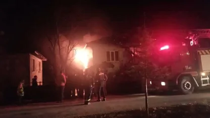 Çatıdan yükselen alevler hızla yayılarak iki katlı evi küle çevirdi