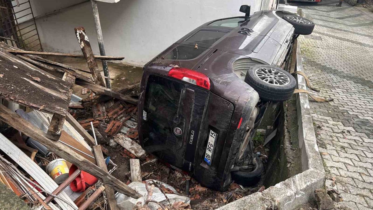 Çengelköy’de vitesi boşta kalan araç bahçeye uçtu