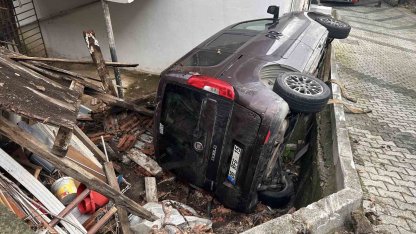 Çengelköy’de vitesi boşta kalan araç bahçeye uçtu