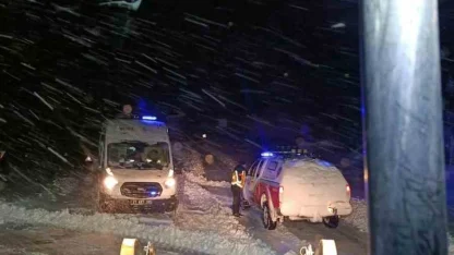 Çermik’te karda mahsur kalan ambulans kurtarıldı