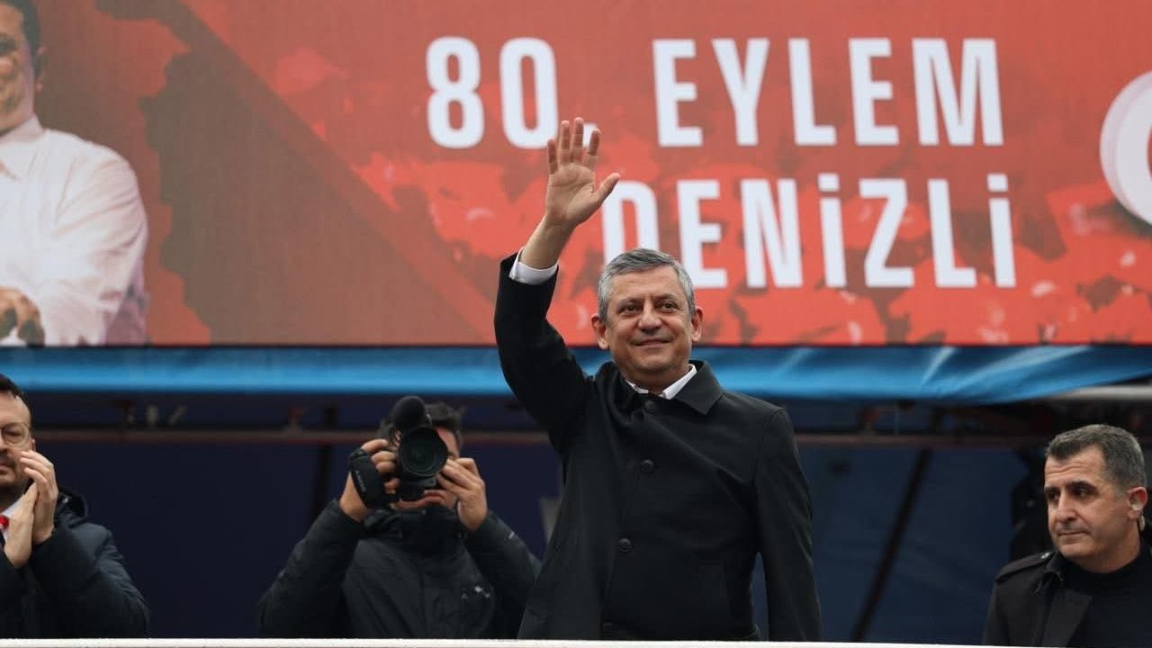 CHP Genel Başkanı Özel: "Seçim sath-ı mailindeyiz, kapı kapı gezmeye var mısınız?"