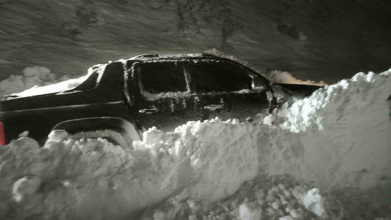 Çığ altında kalan araca 2 saatlik operasyon: Mahsur kalan vatandaşlar kurtarıldı