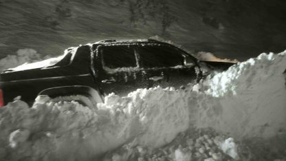 Çığ altında kalan araca 2 saatlik operasyon: Mahsur kalan vatandaşlar kurtarıldı