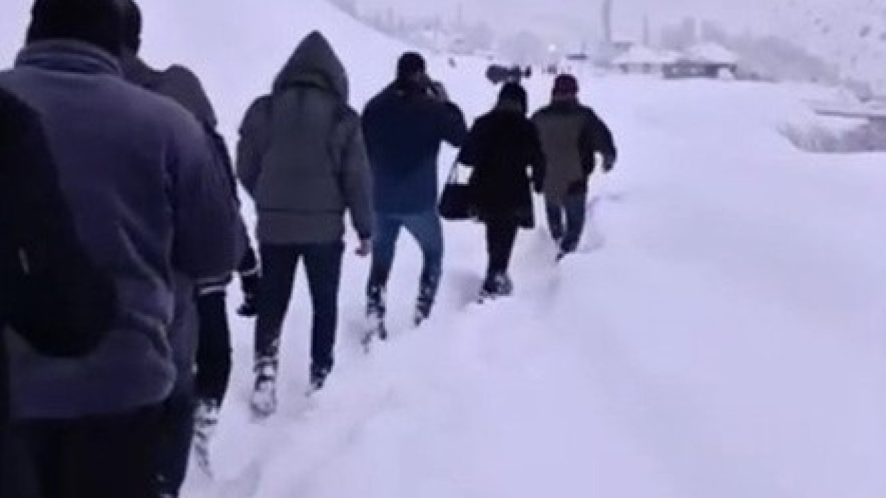 Çığla kapanan yolda mahsur kalan 100 kişi köyde misafir edildi