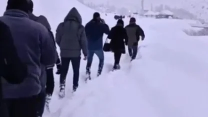 Çığla kapanan yolda mahsur kalan 100 kişi köyde misafir edildi