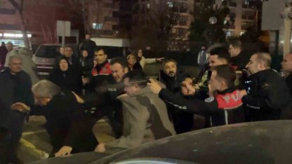 Cinayet davası sonrası adliye önü karıştı, polis müdahale etti: 4 yaralı, 12 gözaltı