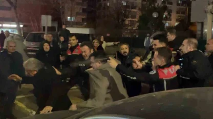 Cinayet davası sonrası adliye önü karıştı, polis müdahale etti: 4 yaralı, 12 gözaltı