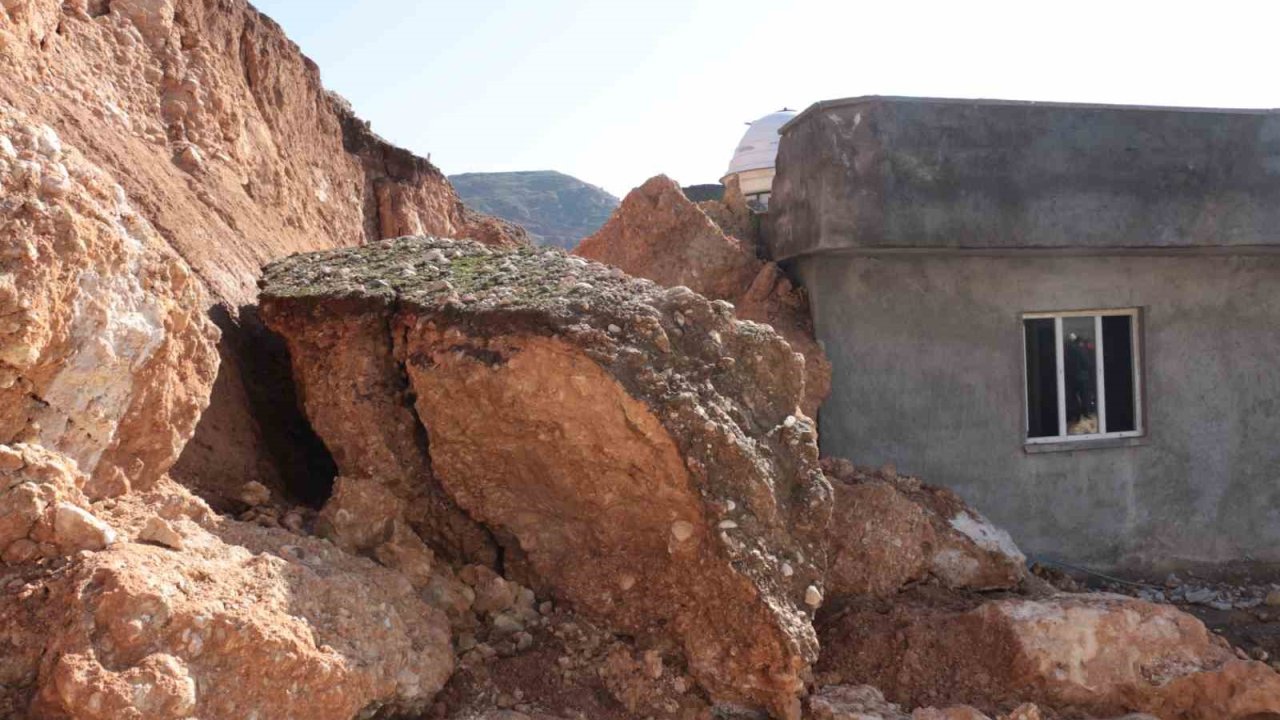 Cizre’de facianın eşiğinden dönüldü: Dev kayalar evi yerle bir etti