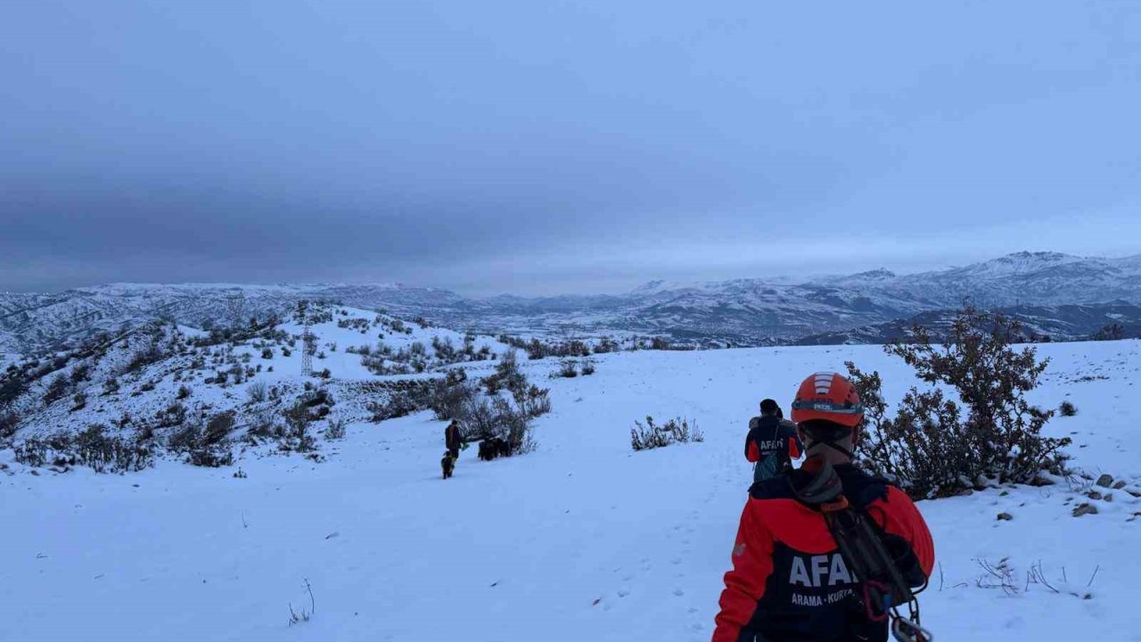 Çoban ve 9 keçisi, 3 gündür mahsur kaldığı yerden kurtarıldı