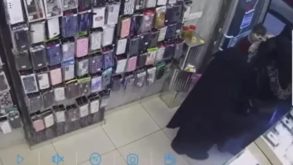 Çocuğunu ameliyat ettirmek için bozdurmaya çalıştığı altınlar çalındı, imdadına polis yetişti