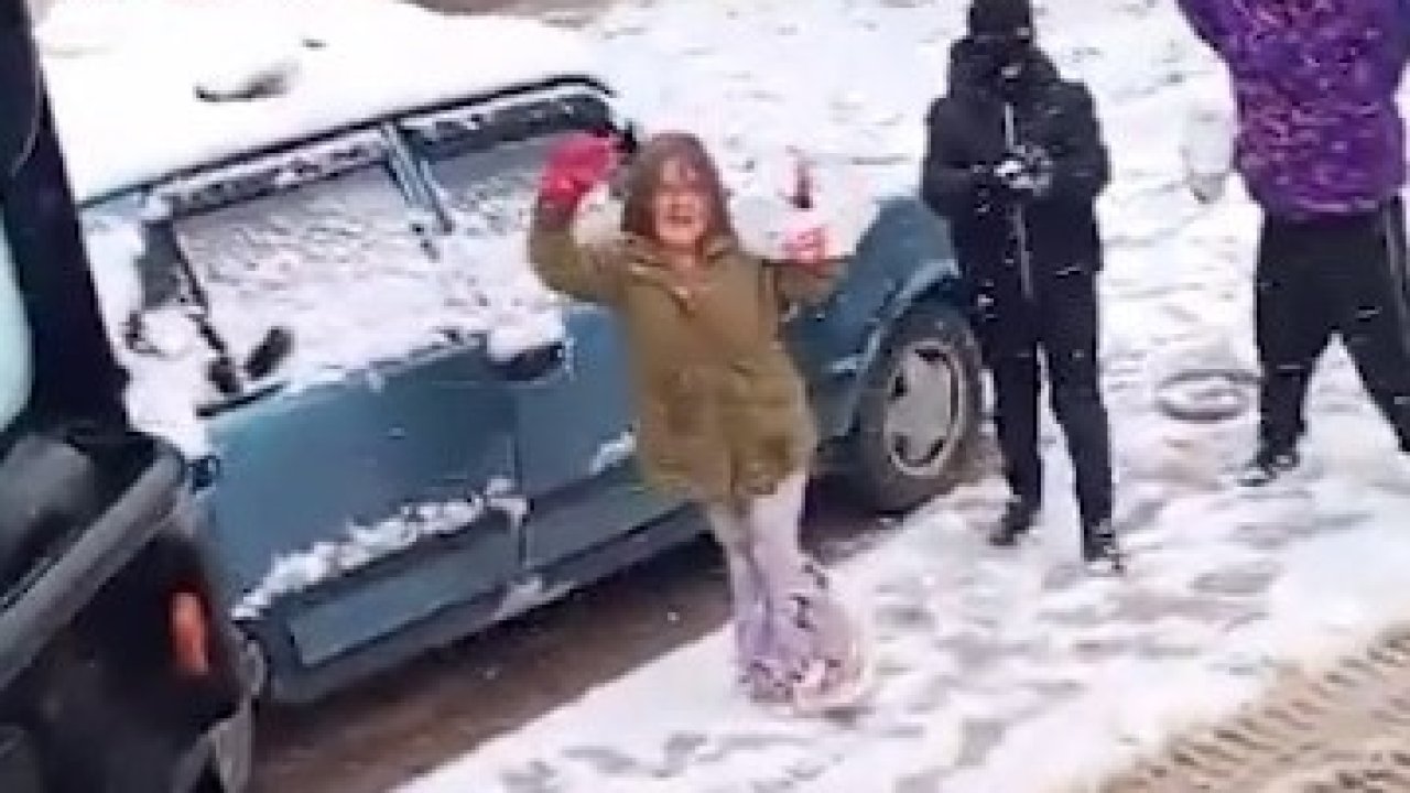 Çocuklar karları temizlemesin diye temizleme aracını kartopuna tuttu